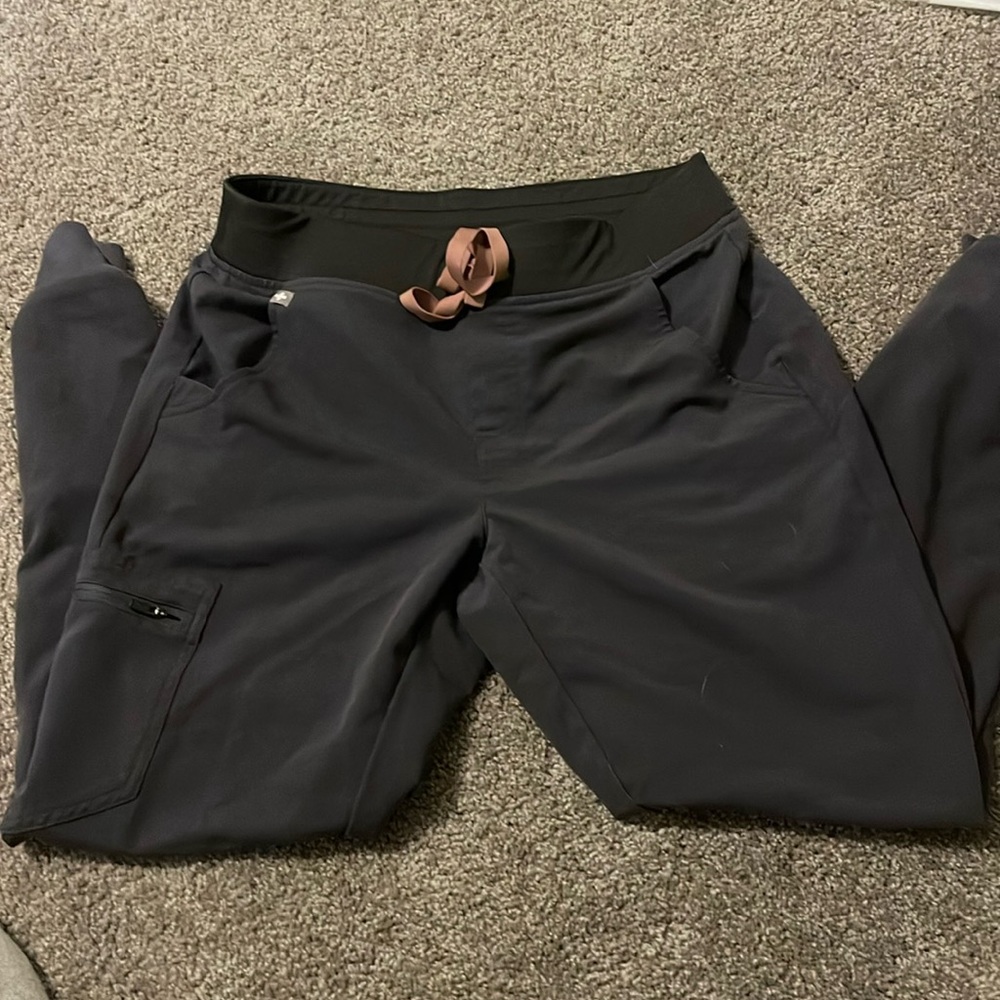 Fig scrub set, medium one pocket top S jogger bottoms